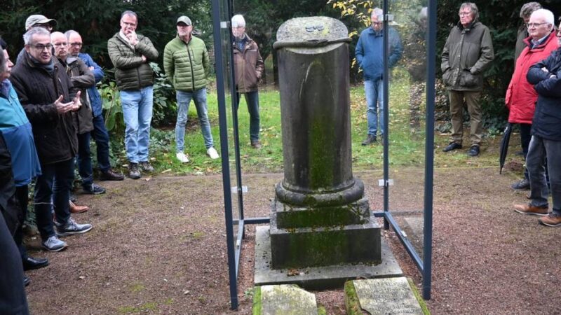 Schutzhaube für Denkmal auf Kervenheimer Friedhof: „Wir wollen nicht länger zusehen, wie Geschichte verwittert“
