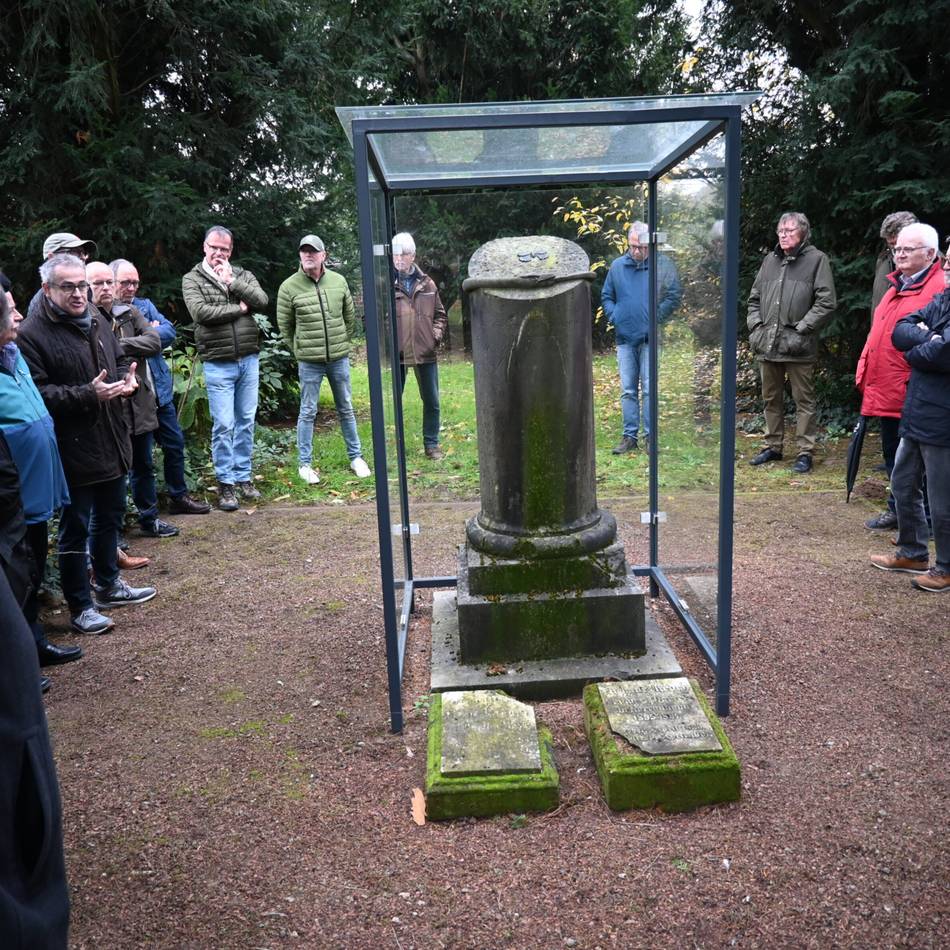 Schutzhaube für Denkmal auf Kervenheimer Friedhof: „Wir wollen nicht länger zusehen, wie Geschichte verwittert“