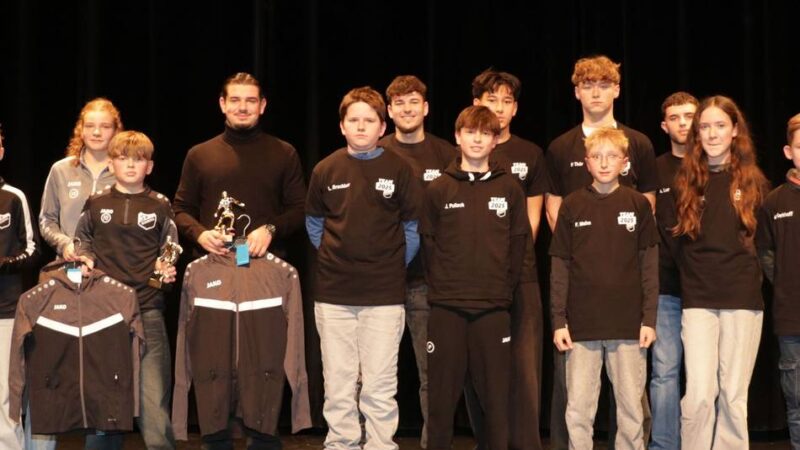 Weihnachtsfeier in der Rheinberger Stadthalle: SV Budberg lässt die Jugend hochleben