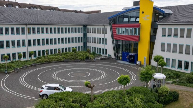 Kreistagssitzung im Rhein-Kreis Neuss: Dem Kreis laufen die Ausgaben davon