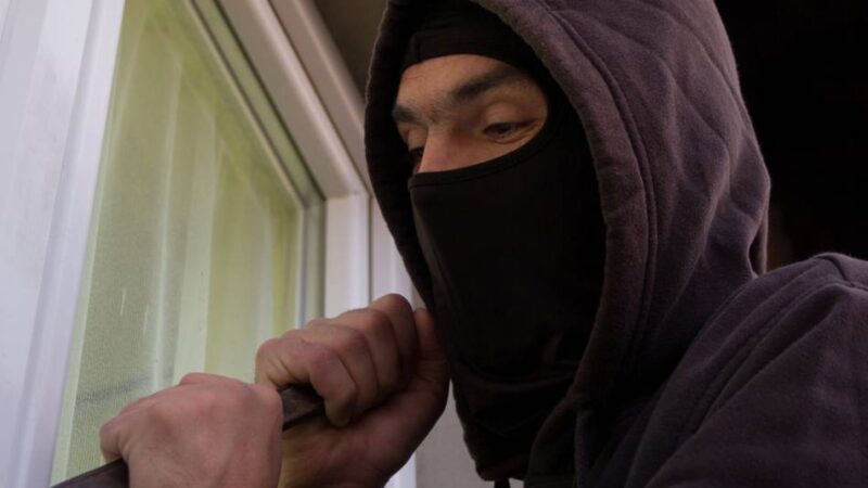 Maskierter Tatverdächtiger: 57-Jährige vertreibt Einbrecher mit Geschrei