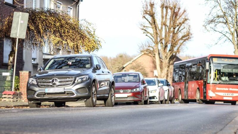 Kriminalfall in Grevenbroich: Diebe provozieren Reifenpanne und stehlen ihren Opfern Tausende Euro