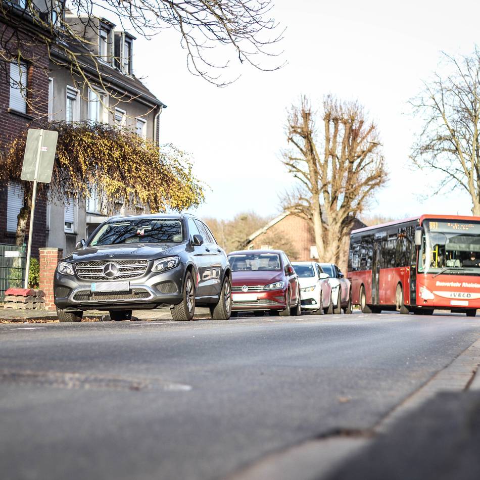 Kriminalfall in Grevenbroich: Diebe provozieren Reifenpanne und stehlen ihren Opfern Tausende Euro