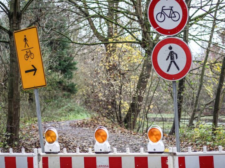 Wald in Grevenbroich: Hier geht’s nicht weiter – Irritation um Sperrung im Bend