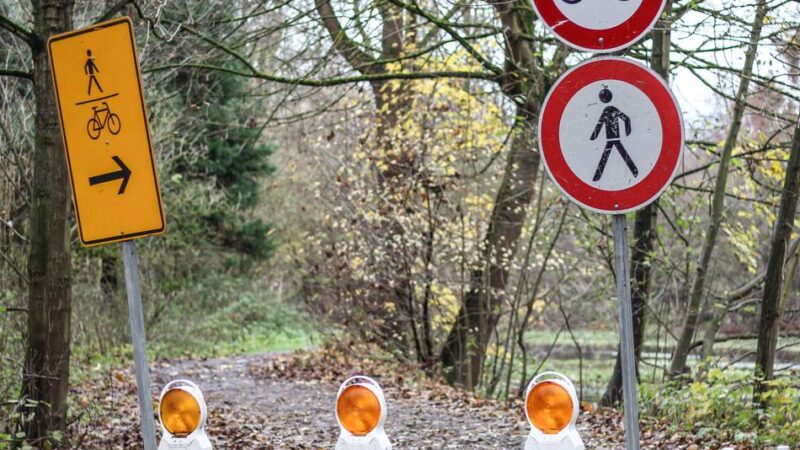 Wald in Grevenbroich: Hier geht’s nicht weiter – Irritation um Sperrung im Bend