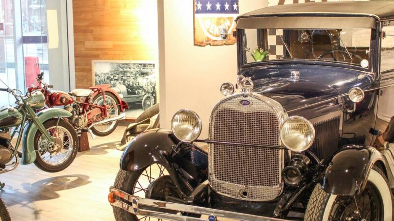 Oldtimer in Coens-Galerie Grevenbroich: Neue Ausstellung mit Filmauto und seltenen Umbauten