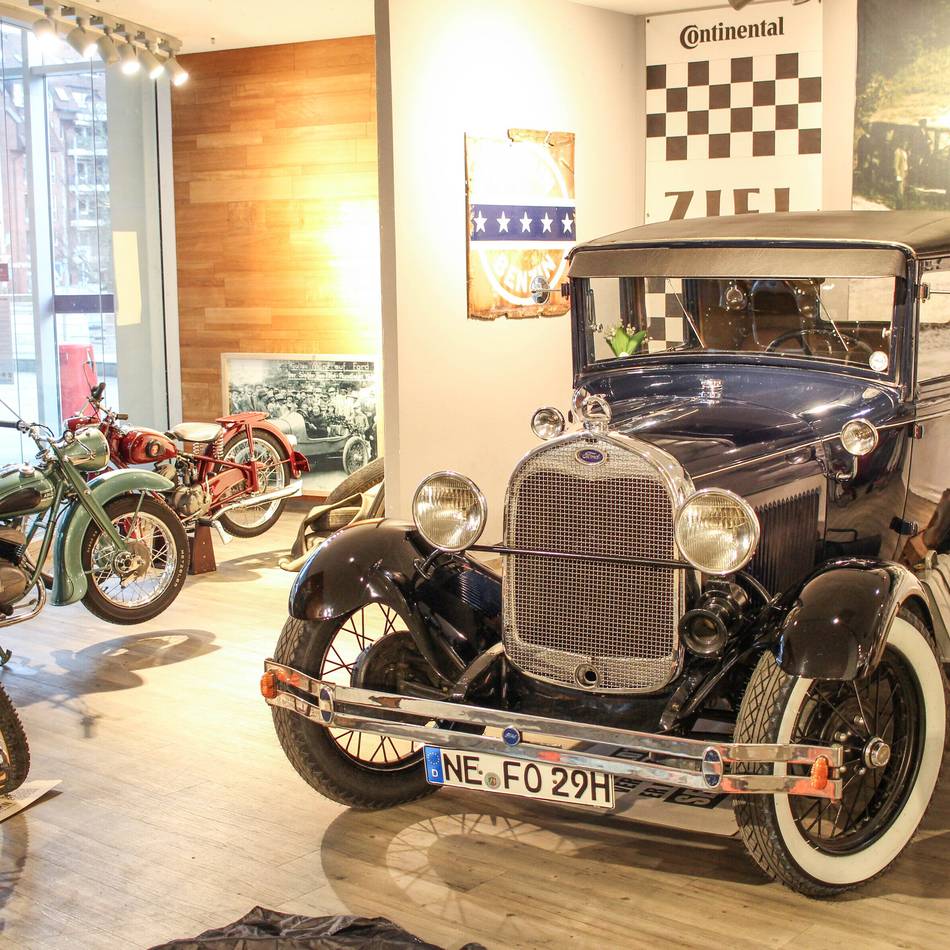 Oldtimer in Coens-Galerie Grevenbroich: Neue Ausstellung mit Filmauto und seltenen Umbauten