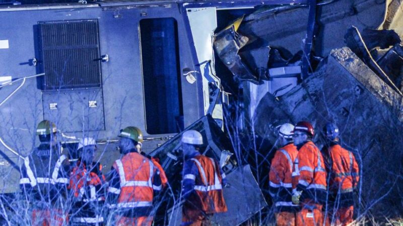 Nach Unfall auf RWE-Werksgelände: Spezialkran soll entgleiste Zugteile wieder auf die Schienen hieven