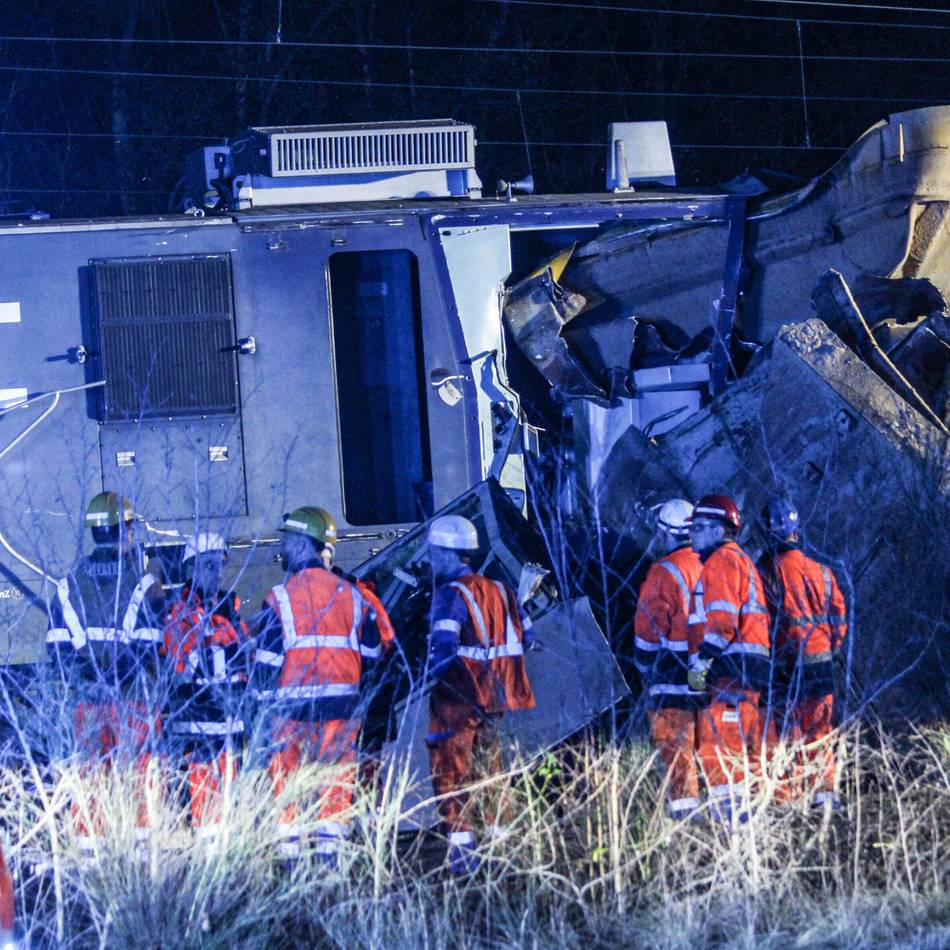 Nach Unfall auf RWE-Werksgelände: Spezialkran soll entgleiste Zugteile wieder auf die Schienen hieven