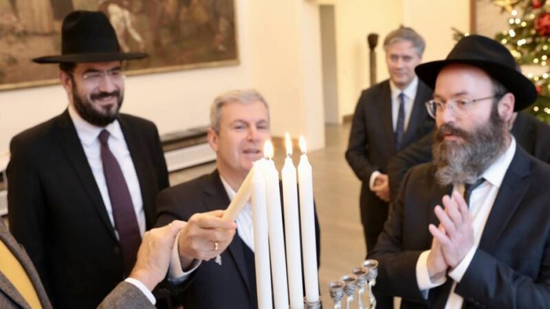 Jüdisches Fest: Brennende Kerzen künden im Rathaus vom Lichterfest Chanukka