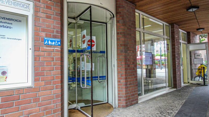Wohnsitz-Anmeldung in Grevenbroich: Gefälschter Ausweis, offener Haftbefehl – Gesuchter im Bürgerbüro erwischt