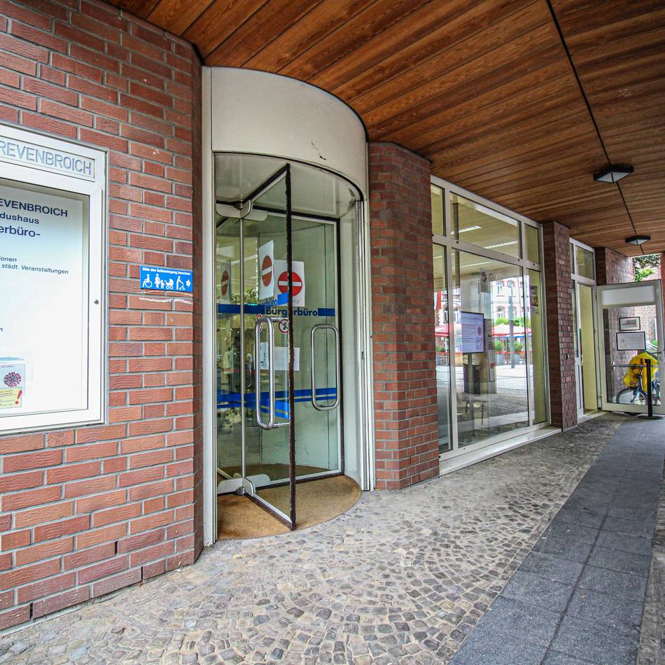 Wohnsitz-Anmeldung in Grevenbroich: Gefälschter Ausweis, offener Haftbefehl – Gesuchter im Bürgerbüro erwischt