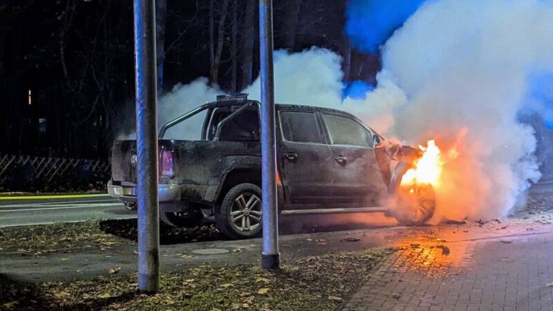 Feuerwehr in Bedburg-Hau: Motorhaube, Brötchen und Toilettenpapier brannten – drei Einsätze in kurzer Zeit