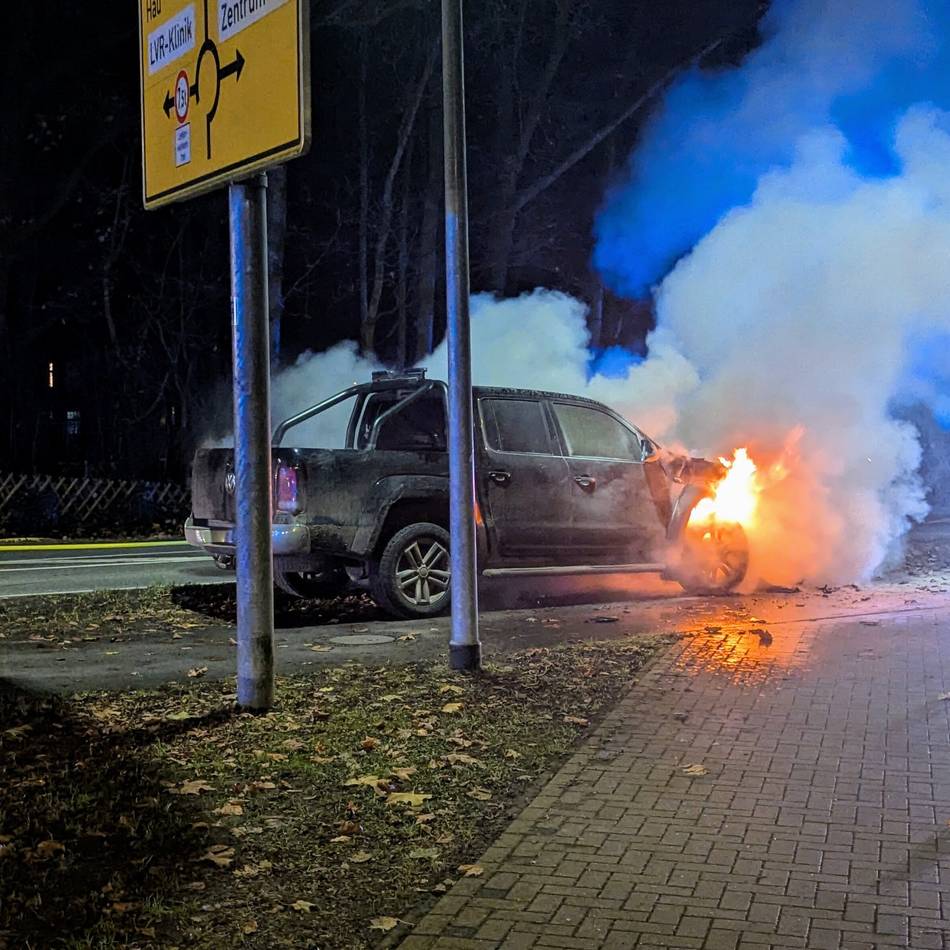 Feuerwehr in Bedburg-Hau: Motorhaube, Brötchen und Toilettenpapier brannten – drei Einsätze in kurzer Zeit