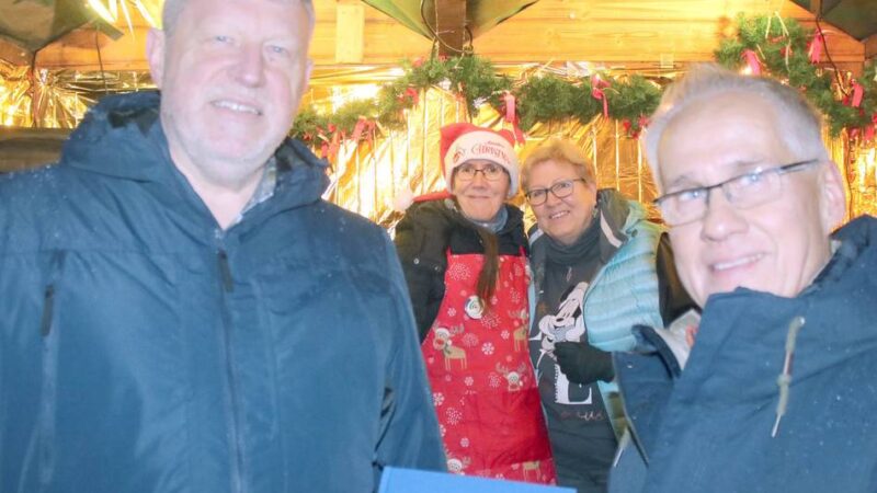 In Langenfeld: Stephan Meiser überreicht Montale-Chronik an Frank Schneider