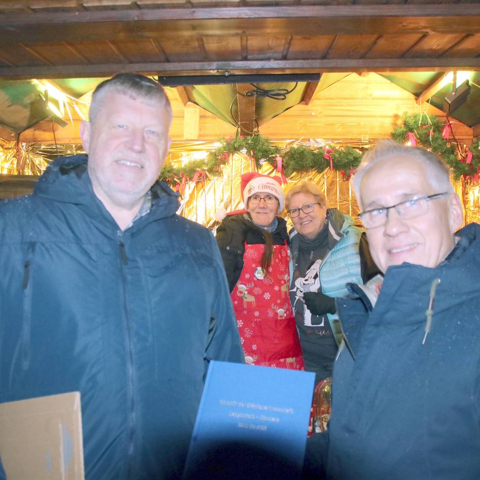 In Langenfeld: Stephan Meiser überreicht Montale-Chronik an Frank Schneider