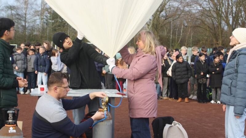 In Krefeld startet ein faszinierendes Experiment: Schaumkuss mit Schaschlikspieß fährt im Ballon Richtung Erfurt