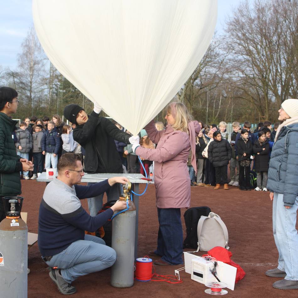 In Krefeld startet ein faszinierendes Experiment: Schaumkuss mit Schaschlikspieß fährt im Ballon Richtung Erfurt