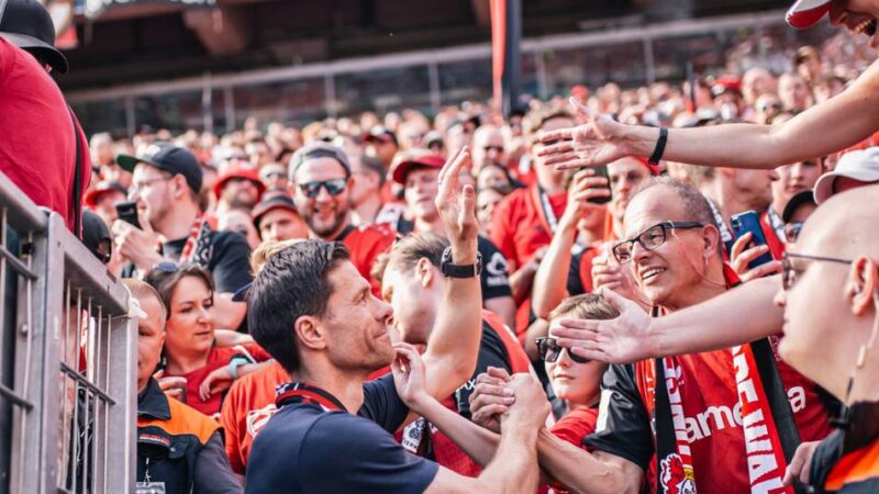 Foto aus BayArena in Leverkusen: Abschied von Xabi Alonso schafft es in den Landtag