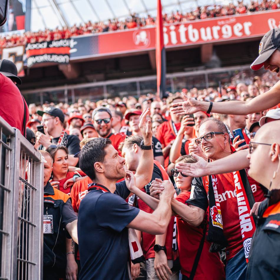Foto aus BayArena in Leverkusen: Abschied von Xabi Alonso schafft es in den Landtag