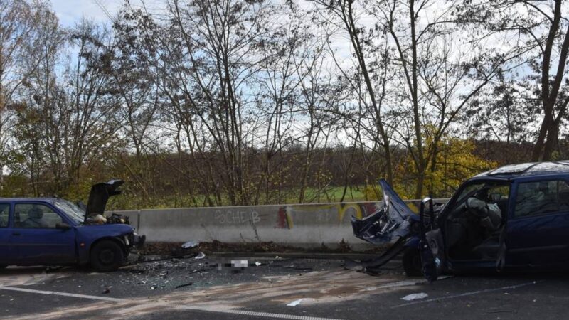 Unfall in Mönchengladbach: Zwei Autos frontal zusammengestoßen