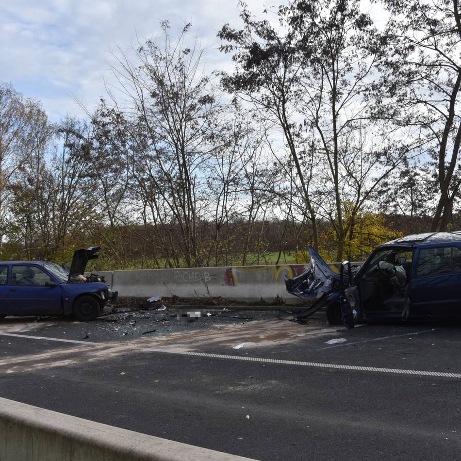 Unfall in Mönchengladbach: Zwei Autos frontal zusammengestoßen