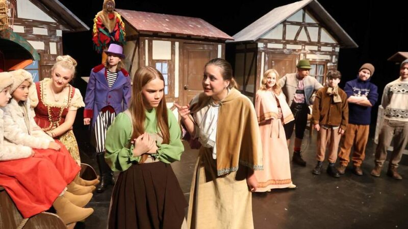 Weihnachtsmärchen in Leverkusen: Frau Holle schüttelt die Betten aus