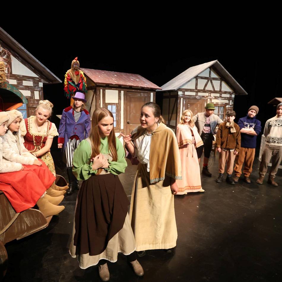 Weihnachtsmärchen in Leverkusen: Frau Holle schüttelt die Betten aus