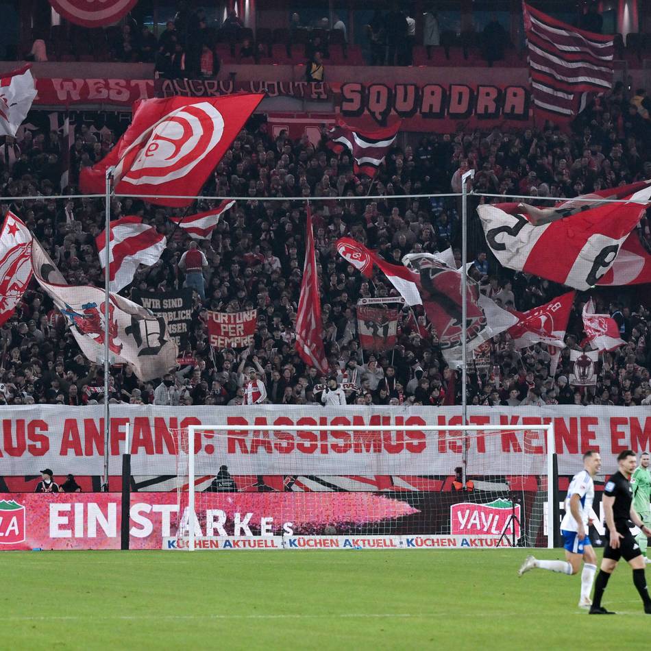 „Rassismus ist keine Emotion!“: Warum das Banner der Fortuna-Ultras mehr ist als nur Kritik an Anfang