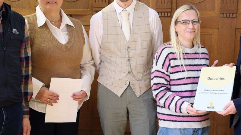 Gutachten-Übergabe in Moers: Was der „Bürger:innenrat“ empfiehlt