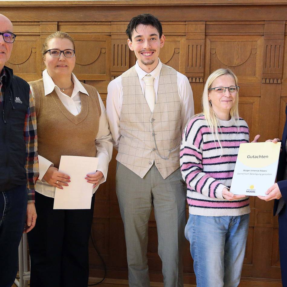 Gutachten-Übergabe in Moers: Was der „Bürger:innenrat“ empfiehlt