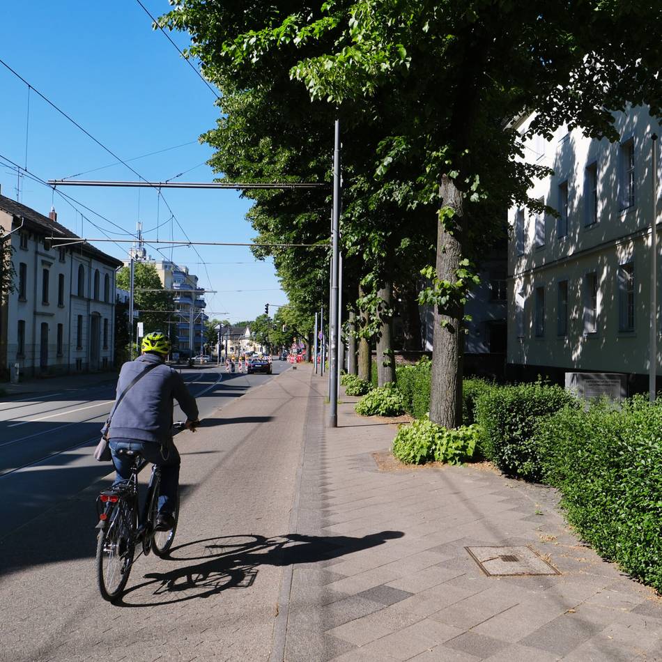 Parken an der Düsseldorfer Straße in Ratingen: Fraktion fordert Maßnahmen gegen Radwegparker