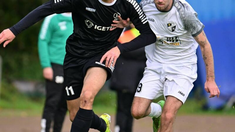 Lange Spielunterbrechung in Haldern: Einmalig – Niklas Puff von der SGE Bedburg-Hau sieht fürs Jubeln die Rote Karte