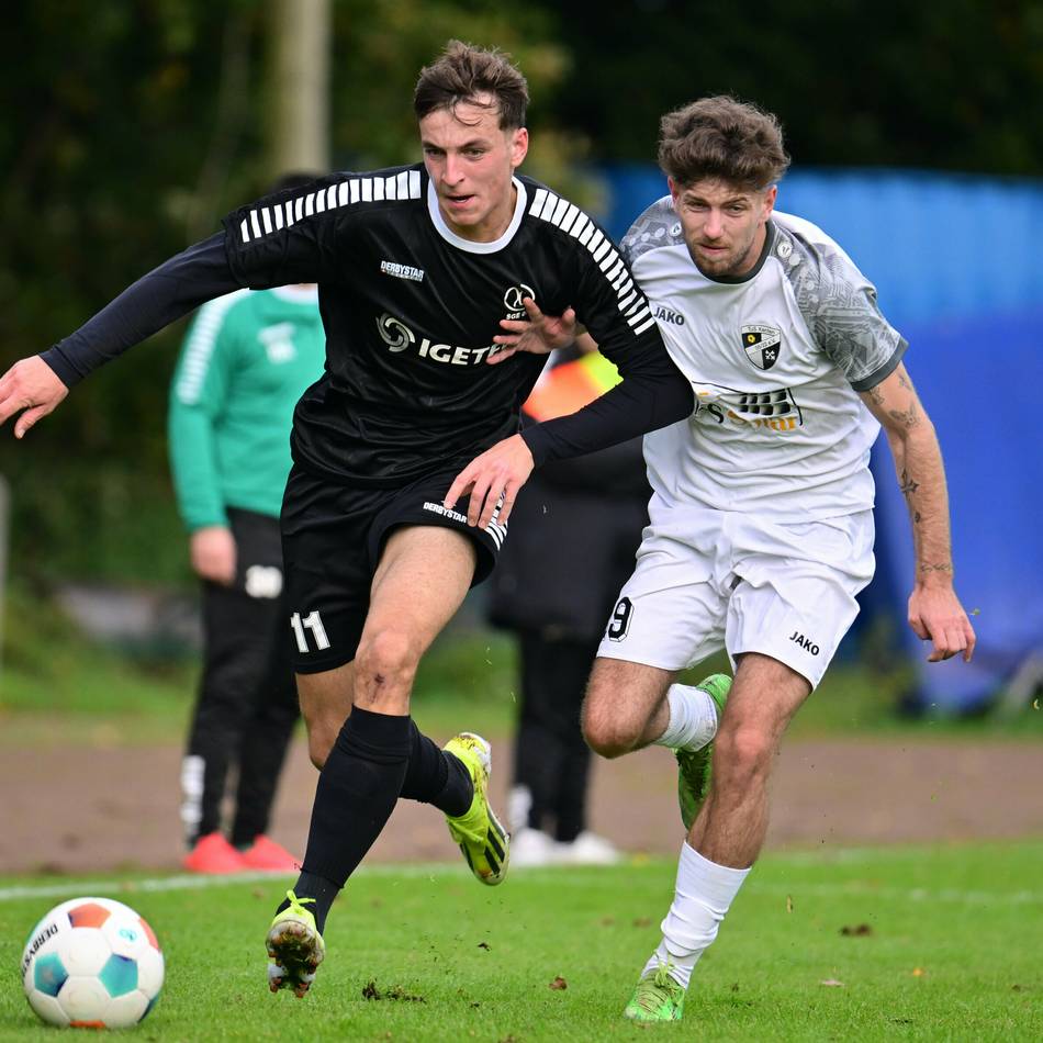 Lange Spielunterbrechung in Haldern: Einmalig – Niklas Puff von der SGE Bedburg-Hau sieht fürs Jubeln die Rote Karte