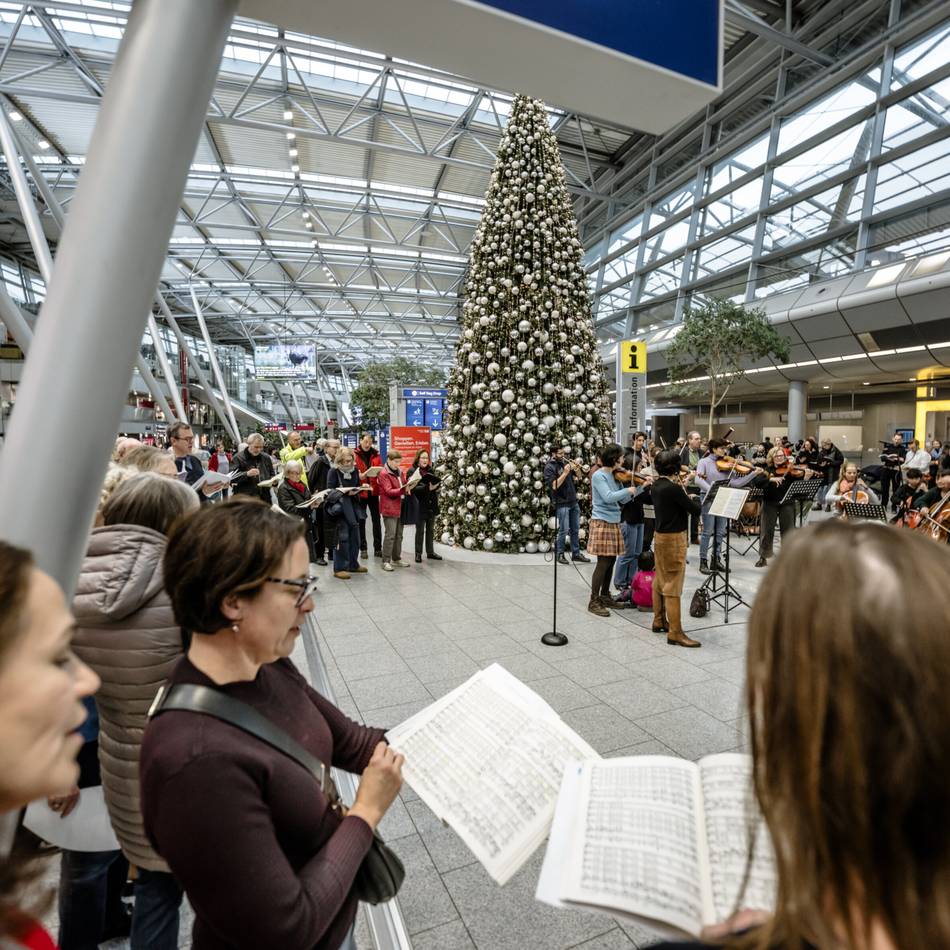 Flashmob am Düsseldorfer Flughafen: „Hallelujah“ in der Abflughalle – Chor bringt Reisende in Weihnachtsstimmung