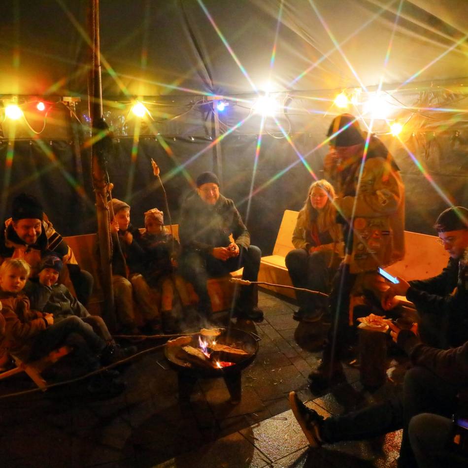 Weihnachtsdorf in Alpen: Nikolausmarkt zieht Besucher „in Scharen“ an