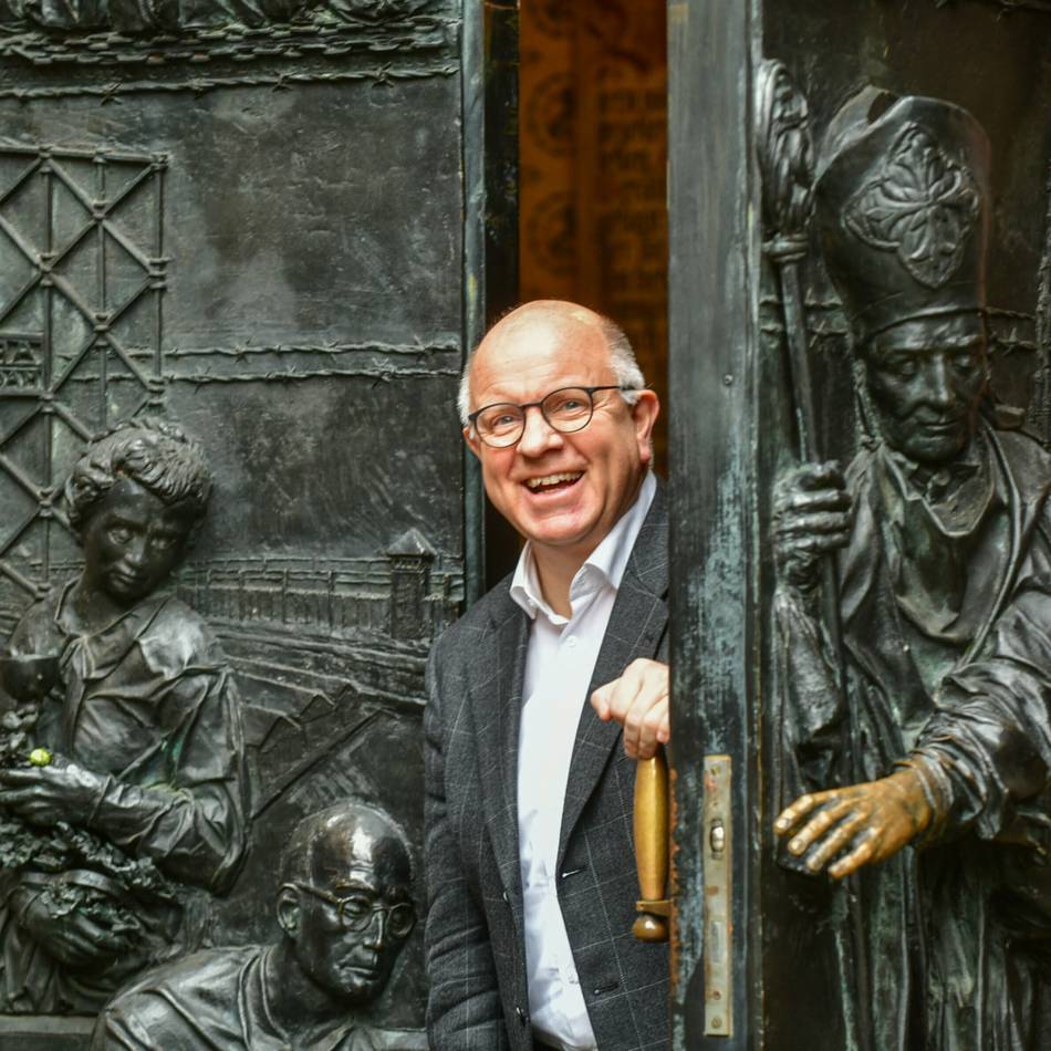 Wallfahrtsrektor Stefan Dördelmann zieht Jahresbilanz: „Ich schreibe meine Predigt immer noch selbst“ – was Kirche mit KI zu tun hat