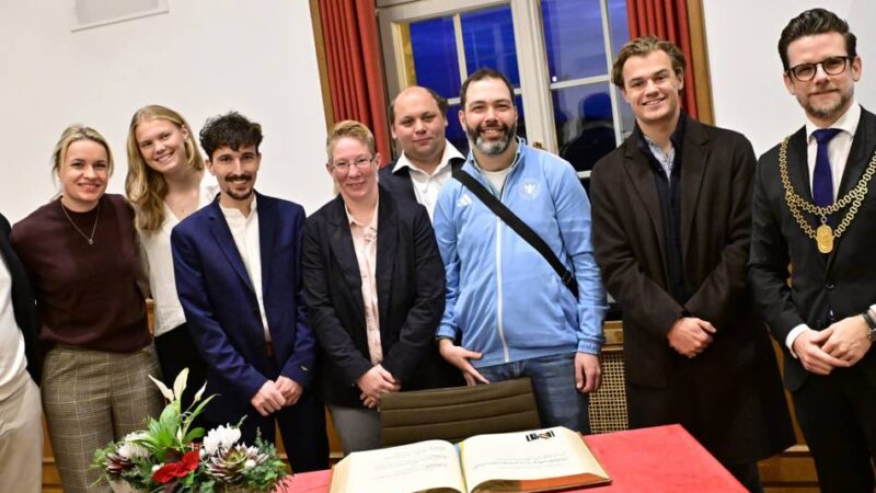 Hockeyspieler trugen sich ein: Sieben neue Namen im Goldenen Buch der „Hockey-Hauptstadt“