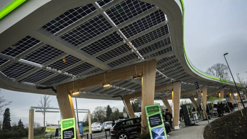 Laden in 15 bis 30 Minuten: Was Düsseldorfs erste große Tankstelle für E-Autos bietet
