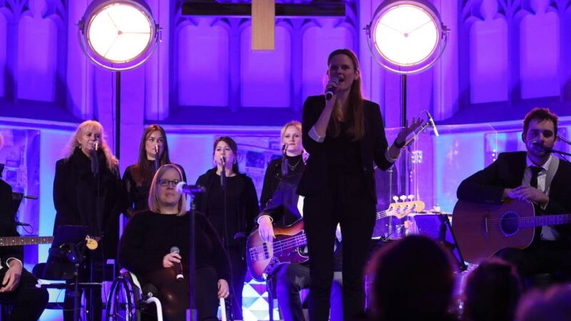 Benefizkonzert in Gladbacher Citykirche: 400 Gäste feiern musikalische Adventspremiere von „Fun and Friends“