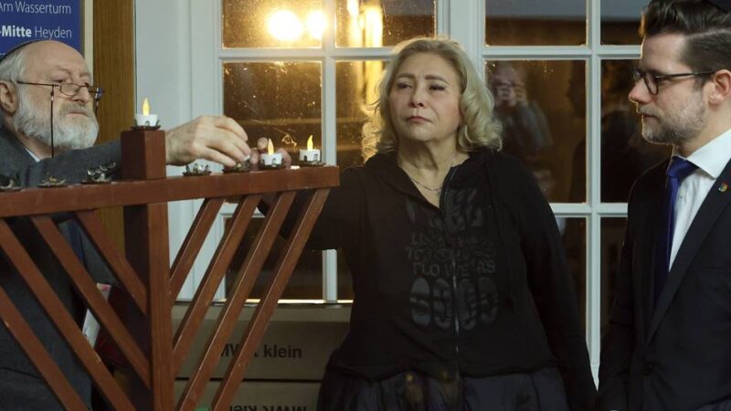 Nach antisemitischem Anschlag in Sydney: „Wir verstecken uns nicht“ – dritte Kerze zu jüdischem Lichterfest entzündet