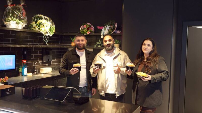 Fastfood in Mönchengladbach: Lange Schlange zur Eröffnung von „Burger-Vision“