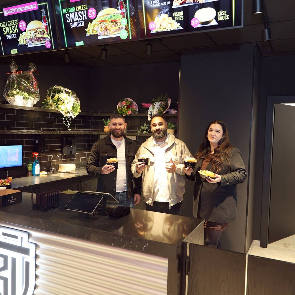 Fastfood in Mönchengladbach: Lange Schlange zur Eröffnung von „Burger-Vision“