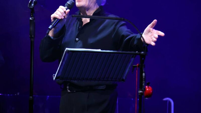 Konzert in Mönchengladbach: Herman van Veen zwischen Weinen-wollen und Lachen-müssen