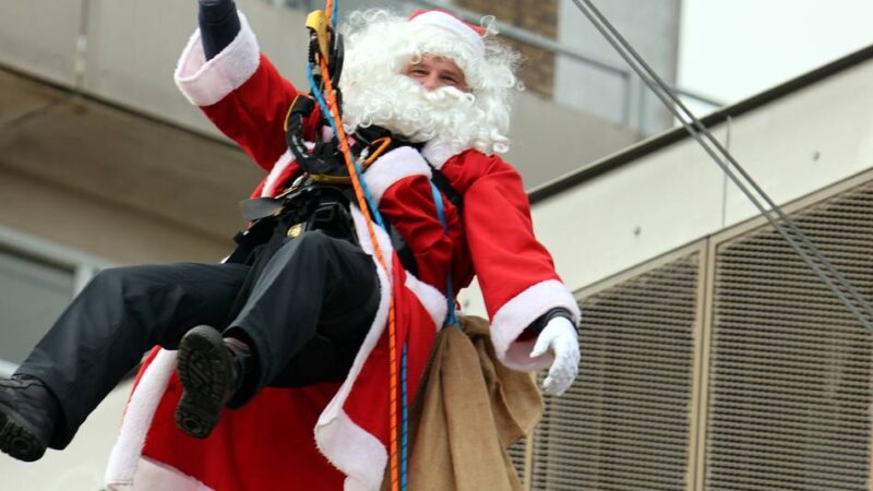 Kinderklinik in Mönchengladbach: Nikolaus und Superhelden seilen sich von Krankenhaus-Dach ab