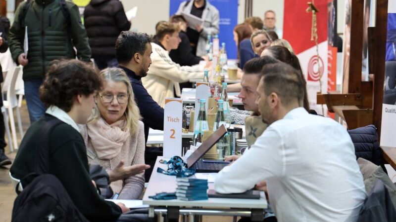 Wirtschaft in Mönchengladbach: Kostenlose Currywurst lockt Bewerber zum Job-Speed-Dating