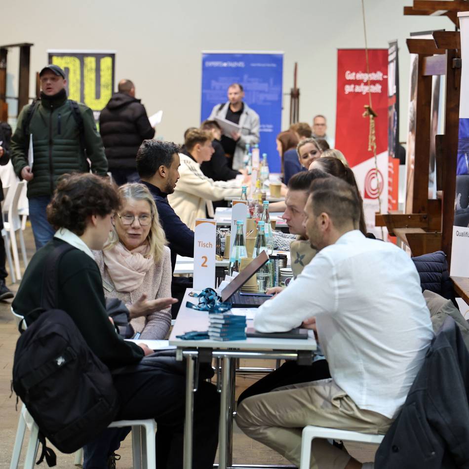 Wirtschaft in Mönchengladbach: Kostenlose Currywurst lockt Bewerber zum Job-Speed-Dating
