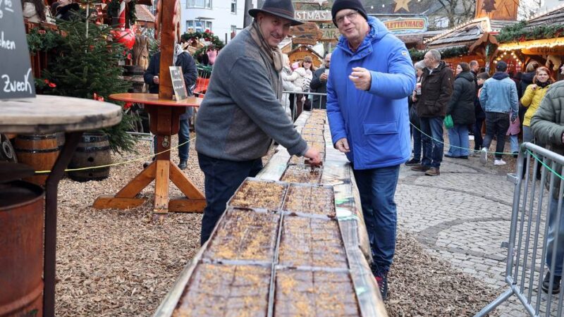 Kindernachmittag in Mönchengladbach: Weihnachtsdorf  – megalanger Glühweinkuchen für einen guten Zweck