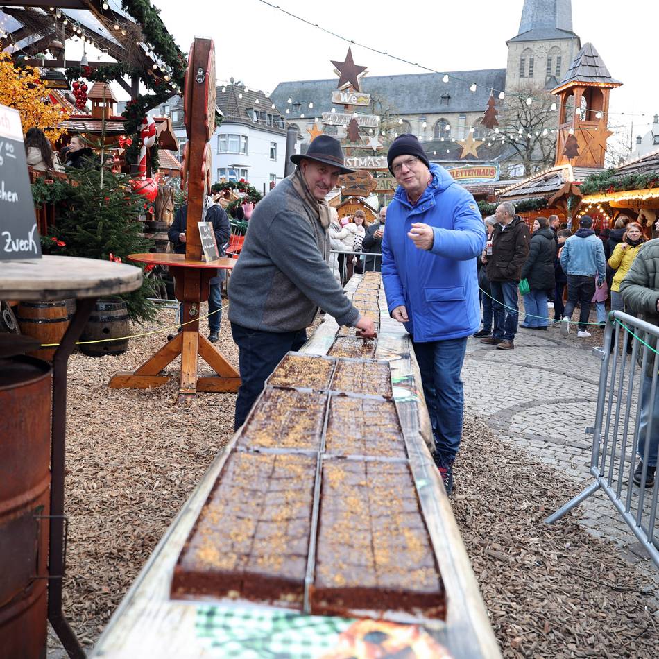 Kindernachmittag in Mönchengladbach: Weihnachtsdorf  – megalanger Glühweinkuchen für einen guten Zweck