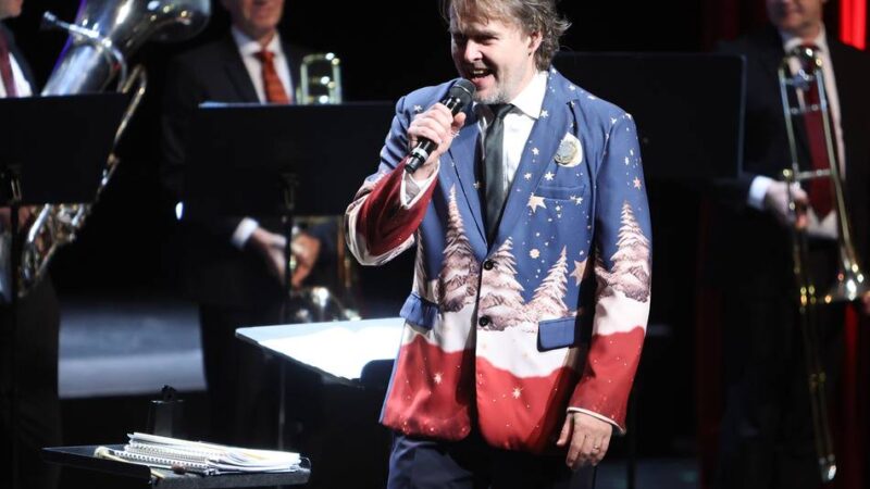 Weihnachten im Theater Mönchengladbach: Der Dirigent greift zum Klangholz und der ganze Saal singt mit